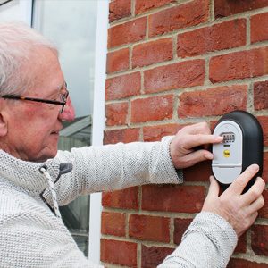 Elderly man using the Yale Y500 Keysafe